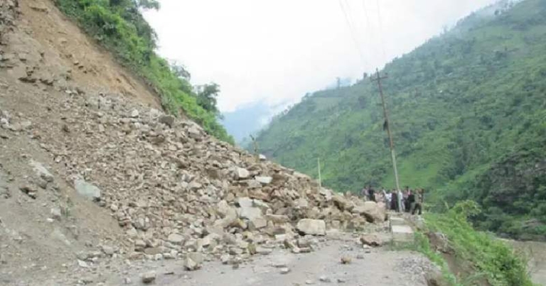 पहिरोले महकाली राजमार्ग अवरुद्ध