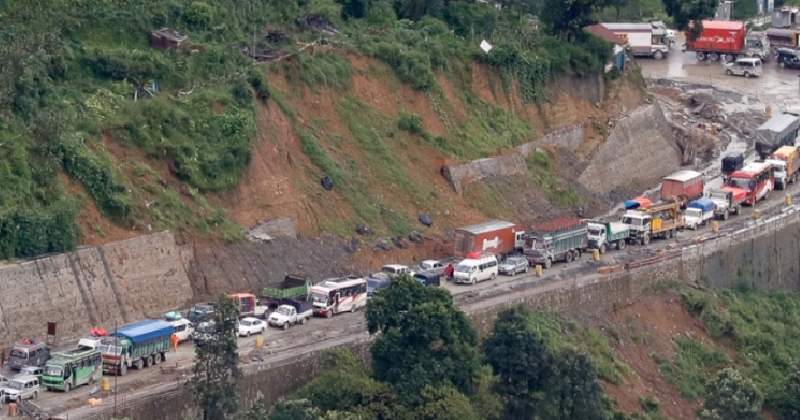 पहिरो पन्छाएसँगै नारायणगढ–मुग्लिन सडक सञ्चालनमा