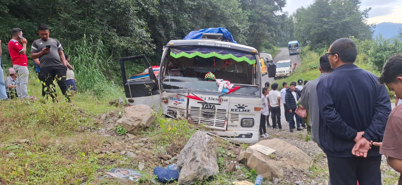 पाँचकिलोमा बस दुर्घटना, २० जना घाइते