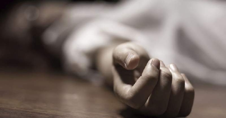 सिरहामा गुडिरहेको बसबाट खसेर सहचालकको मृत्यु
