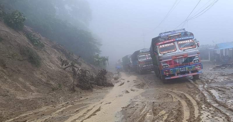 बेमौसमी वर्षा : दाउन्नेमा सडक अवरुद्ध