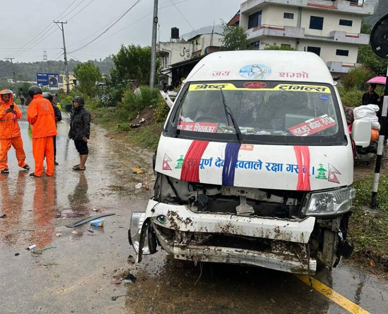 माइक्रो बस दुर्घटना अपडेट : एक जनाको मृत्यु