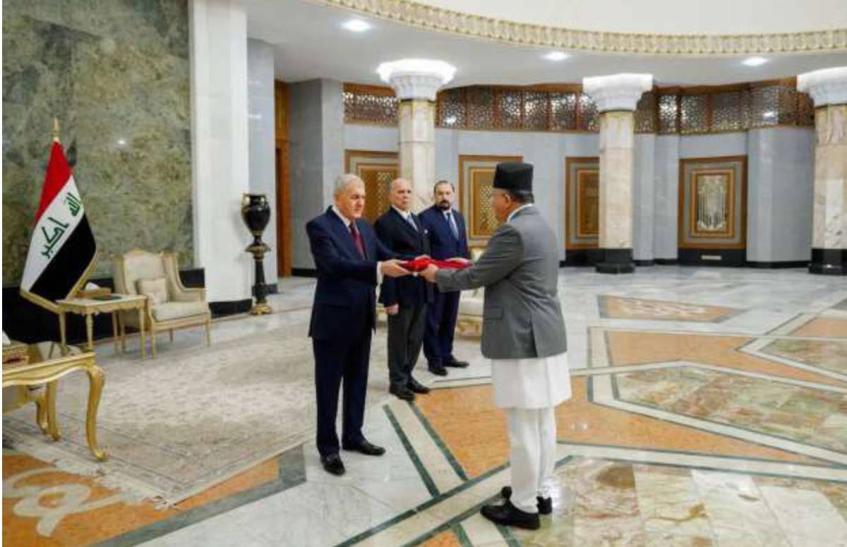 राजदूत घनश्याम लम्सालद्वारा ओहोदाको प्रमाणपत्र प्रस्तुत