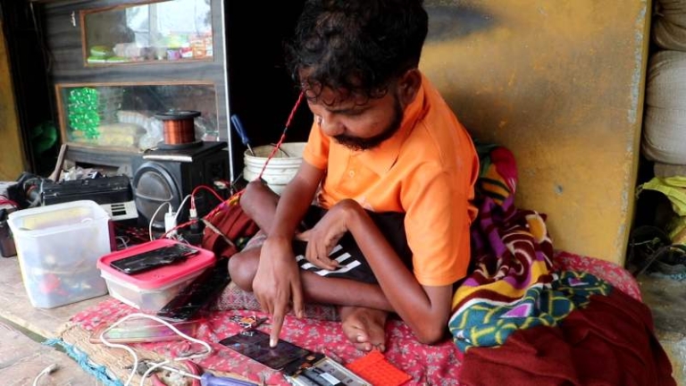 शारीरिक रूपमा अशक्त दानबहादुर आत्मनिर्भर बन्दै