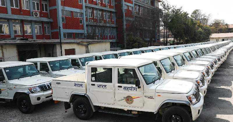 प्रतिनिधिसभा निर्वाचनका लागि भारतले उपहार दिएका गाडीहरू सिंहदरबारमा राखियो