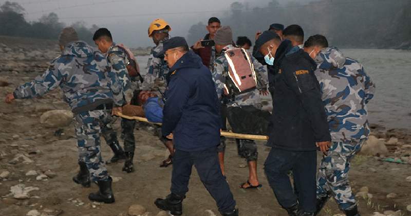 बसभित्र च्यापिएका घाइतेको ५ घण्टापछि जीवितै उद्धार