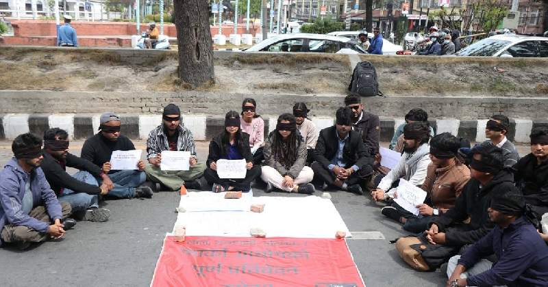 आँखामा कालोपट्टी बाँधेर सडकमा उत्रिए जेनजी