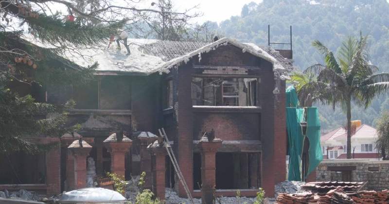 शेरबहादुर देउवाको निजी निवासका केही संरचनाहरू भत्काउन थालियो