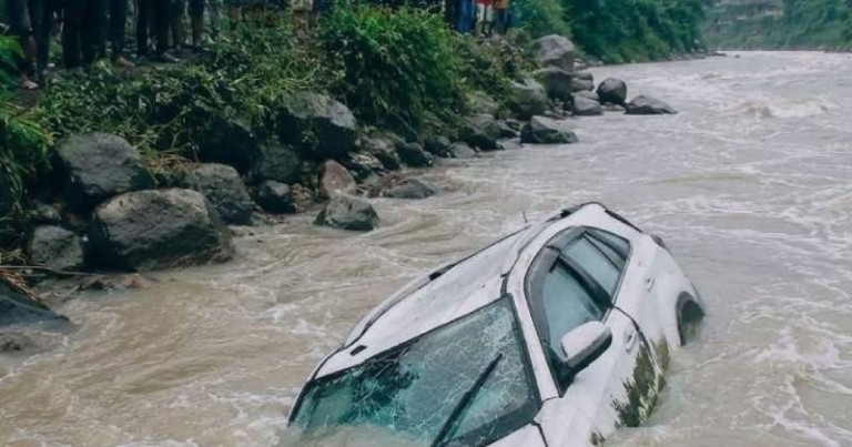 सुनकोसी नदीमा वेपत्ता कार र यात्रुको मंगलबार बिहानैदेखि खोजी कार्य जारी