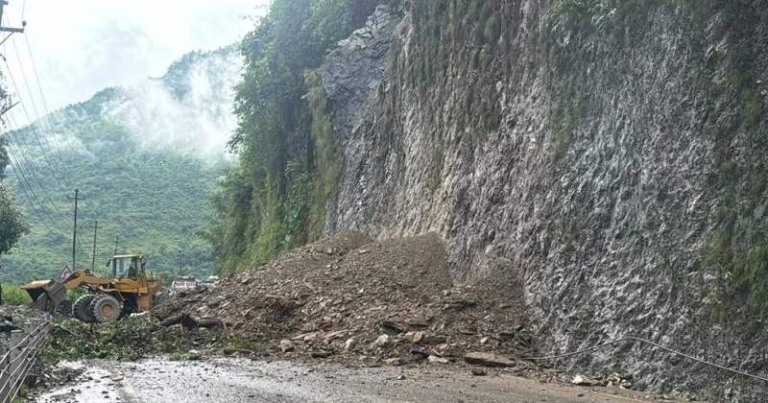 बाढी र पहिरोले पाँच सडकखण्ड अवरुद्ध