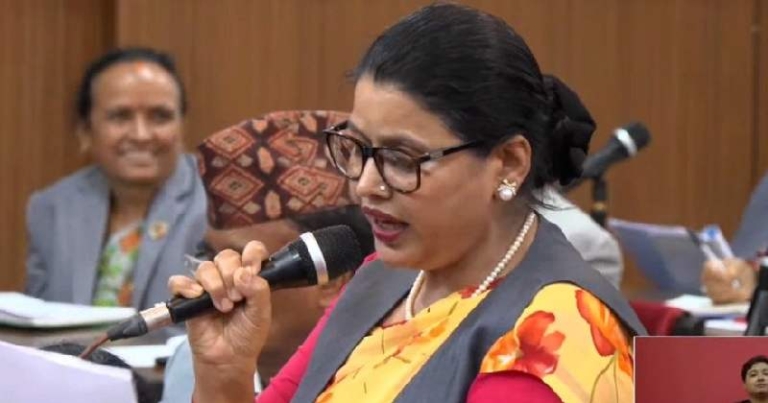 ‘बीमा छ, सेवा छैन’ : स्वास्थ्य बीमाको अवस्थामाथि सांसद देवकोटाको कडा प्रश्न