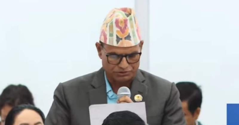 प्रधानमन्त्री र मन्त्रीलाई टि-सर्ट लगाएर संसद्‌मा आउन रोक लगाउन माग