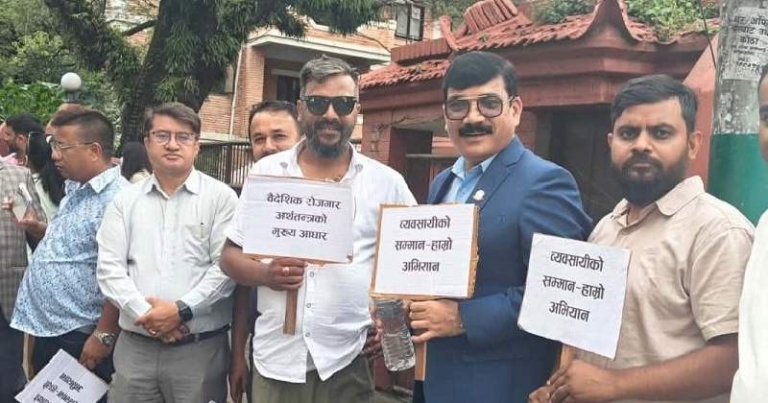 विभिन्न माग राख्दै वैदेशिक रोजगार व्यवसायी विभागअगाडि धर्नामा