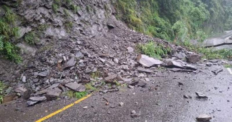 पहिरो खसेपछि पासाङल्हामु सडक पूर्ण रूपमा अवरुद्ध