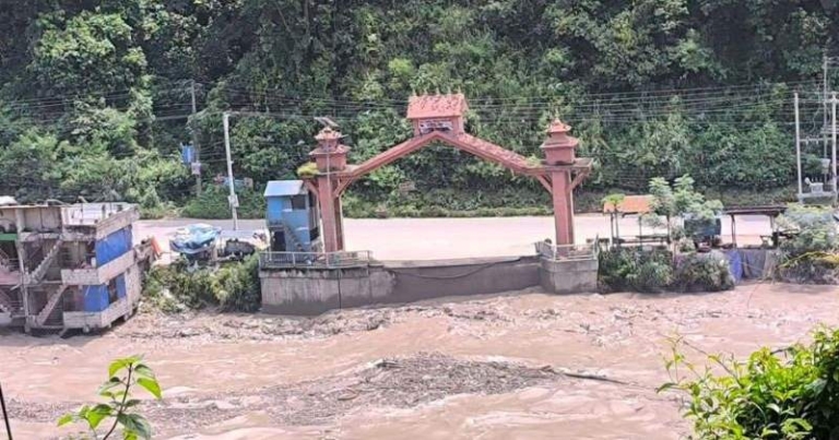 रसुवा हुँदै आएको बाढीले धादिङको सदरमुकाम जाने फुर्केखोलाको पुल बगायो