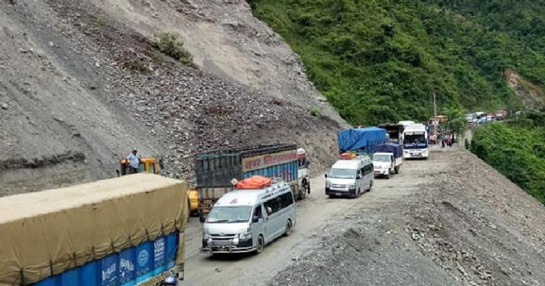 भोटेकोशी बाढीले अवरुद्ध काठमाडौँ–मुग्लिन सडक खुल्यो