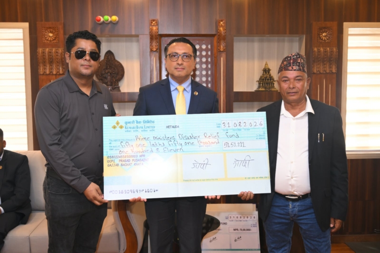 हाईड्रो जेट दुबईका संचालक विष्णु पुडासैनीद्वारा अर्थमन्त्रीलाई ५१ लाख हस्तान्तरण