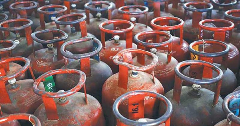 राजमार्ग अवरुद्ध भएपछि काठमाडौँमा ग्यास अभाव