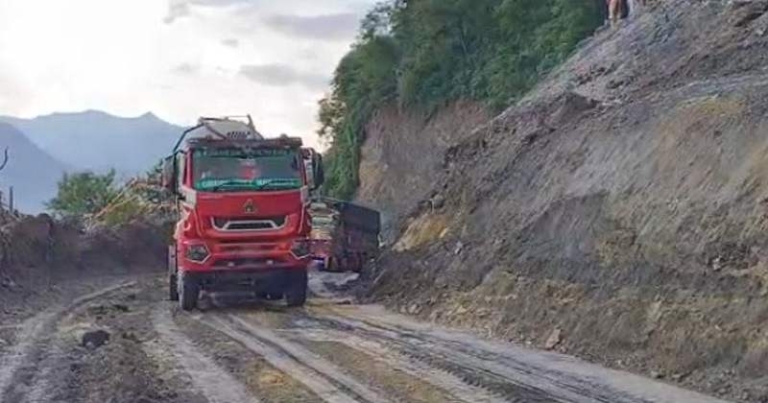 १८ दिनपछि कृष्णभिरको सडकमा दुईतर्फी यातायात सेवा सञ्चालन