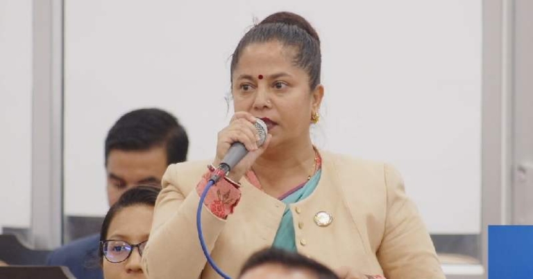 सरकार कानमा तेल हालेर आँखामा पट्टि बाँधेर बसेको छ : सांसद थपलिया