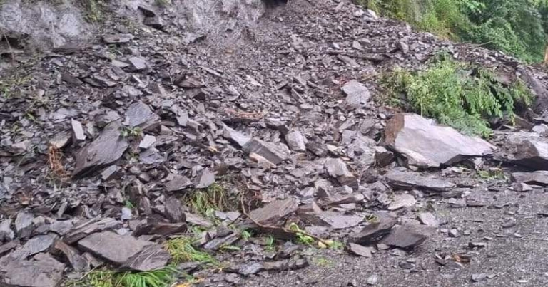 अविरल वर्षापछि पहिरो खस्दा कान्ति लोकपथ पूर्ण रूपमा अवरुद्ध