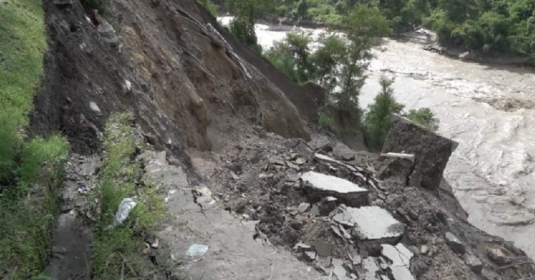 कृष्णभीरमा पहिरो खस्ने क्रम जारी, पृथ्वी राजमार्ग अनिश्चितकालका लागि बन्द