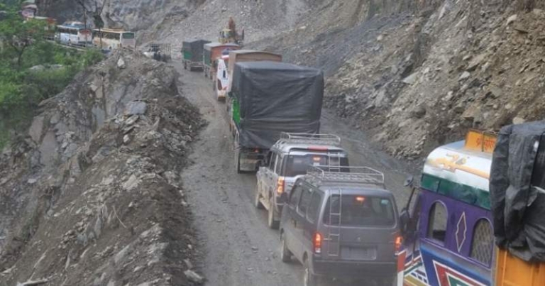 पहिरोले पृथ्वी राजमार्गका पाँच स्थान अवरुद्ध, यातायात प्रभावित