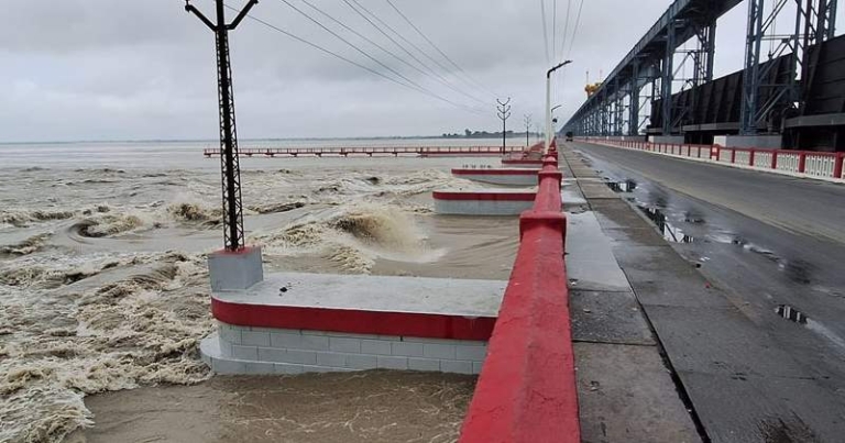 कोशीमा बढ्दो जलसतह, ३३ ढोका खोलिए; सतर्कता बढाइयो