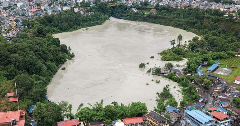निरन्तर वर्षाले रामघाटमा सेती नदी थुनियो, नदीतटीय बासिन्दालाई सतर्क रहन आग्रह