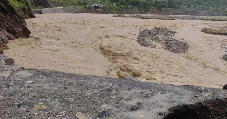 बाढीपहिरोले पृथ्वीराजमार्गसहित १२ भन्दा बढी सडकखण्ड अवरुद्ध